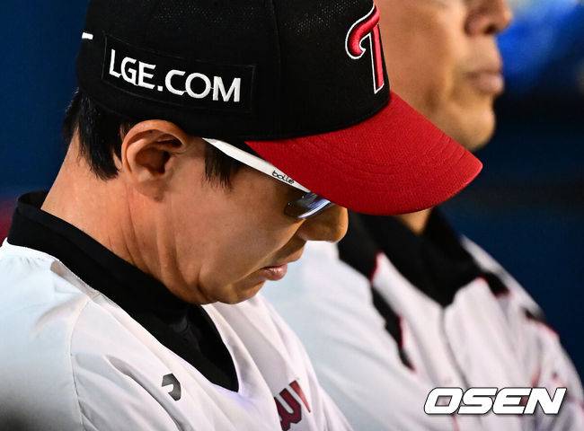 [OSEN=잠실, 지형준 기자] 30일 서울 잠실구장에서 ‘2025 신한 SOL Bank KBO리그’ LG 트윈스와 두산 베어스의 시즌 16차전이 열렸다.LG는 정규시즌 우승 매직넘버가 ‘1’이다. 승리를 한다면, 우승을 결정짓게 된다. 9위가 확정된 두산은 시즌 최종전이다. LG는 송승기, 두산은 콜어빈이 선발로 나섰다.7회초 2사 2루에서 LG 염경엽 감독이 두산 박지훈에 1타점 적시 2루타를 허용하며 아쉬워하고 있다. 2025.09.30 /jpnews@osen.co.kr