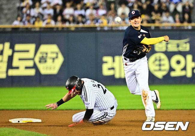 [OSEN=잠실, 지형준 기자] 30일 서울 잠실구장에서 ‘2025 신한 SOL Bank KBO리그’ LG 트윈스와 두산 베어스의 시즌 16차전이 열렸다.LG는 정규시즌 우승 매직넘버가 ‘1’이다. 승리를 한다면, 우승을 결정짓게 된다. 9위가 확정된 두산은 시즌 최종전이다. LG는 송승기, 두산은 콜어빈이 선발로 나섰다.4회말 무사 1루에서 두산 안재석이 LG 문보경의 2루 땅볼에 오스틴을 포스아웃시키고 1루로 송구하며 병살 처리하고 있다. 2025.09.30 /jpnews@osen.co.kr