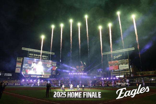 한화가 30일 대전 한화생명볼파크에서 열린 롯데와의 정규시즌 홈 최종전을 마친 뒤 불꽃 축제와 축하 공연을 펼치고 있다. /한화 이글스 제공