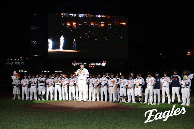 한화가 30일 대전 한화생명볼파크에서 열린 롯데와의 정규시즌 홈 최종전을 마친 뒤 포스트시즌 출정식을 갖고 있다. /한화 이글스 제공