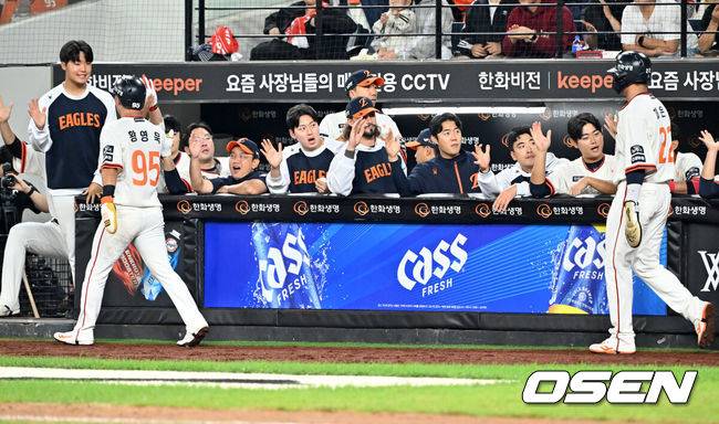 [OSEN=대전, 민경훈 기자] 29일 오후 대전 한화생명볼파크에서 2025 신한 SOL Bank KBO리그 한화 이글스와 LG 트윈스의 경기가 열렸다.한화는 정우주, LG는 임찬규를 선발 투수로 내세웠다.6회말 2사 주자 만루 한화 손아섭의 중견수 앞 2타점 적시타때 홈을 밟은 황영묵과 채은성이 덕아웃에서 하이파이브를 하고 있다.  2025.09.29 /rumi@osen.co.kr