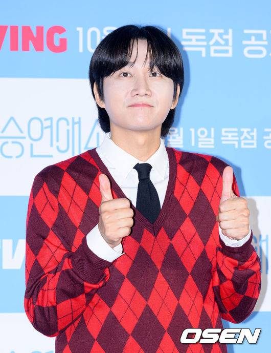 [OSEN=이대선 기자] 1일 서울 CGV 용산아이파크몰에서 티빙 오리지널 '환승연애4' 제작발표회가 열렸다. '환승연애4'는 다양한 이유로 이별한 커플들이 한 집에 모여 지나간 연애를 되짚고 새로운 인연을 마주하며 자신만의 사랑을 찾아가는 연애 리얼리티로 10월 1일 티빙에서 공개된다.이용진이 포토타임을 가지고 있다. 2025.10.01 /sunday@osen.co.kr