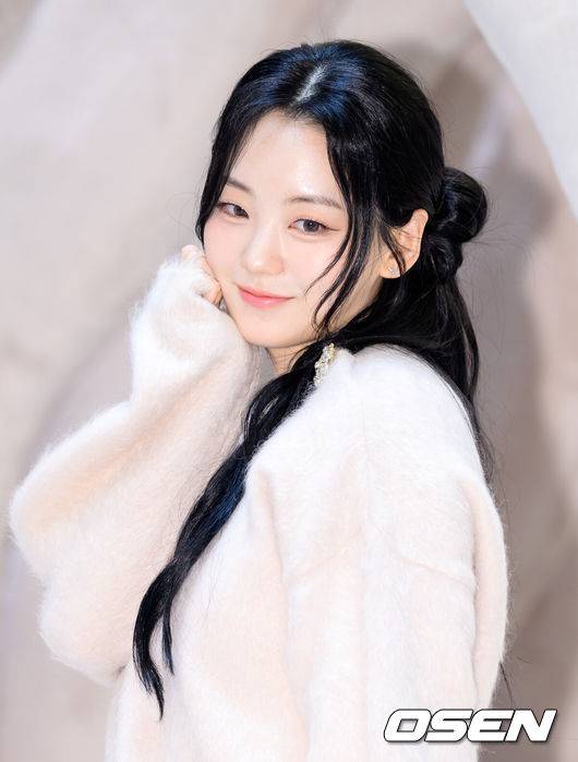 [OSEN=이대선 기자] 1일 서울 서초구 신세계백화점 강남점에서 어그(UGG) 팝업스토어 오픈 기념 포토월이 열렸다. 이날 배우 이민정, 조이현, 있지 유나, 에이티즈 산이 참석해 자리를 빛냈다.배우 조이현이 포토타임을 가지고 있다. 2025.10.01 /sunday@osen.co.kr