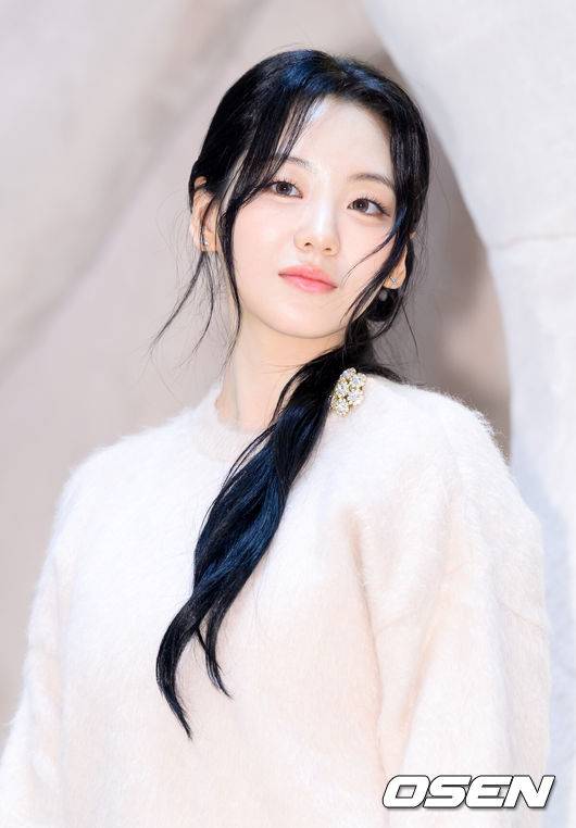 [OSEN=이대선 기자] 1일 서울 서초구 신세계백화점 강남점에서 어그(UGG) 팝업스토어 오픈 기념 포토월이 열렸다. 이날 배우 이민정, 조이현, 있지 유나, 에이티즈 산이 참석해 자리를 빛냈다.배우 조이현이 포토타임을 가지고 있다. 2025.10.01 /sunday@osen.co.kr