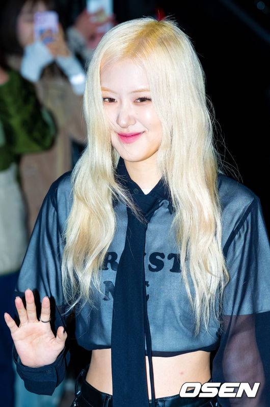[OSEN=민경훈 기자] 블랙핑크 로제가 19일 오후 KBS2 음악 토크쇼 ‘더 시즌즈-이영지의 레인보우’ 녹화에 참여하기 위해 서울 여의도 KBS 신관에 도착했다.최근 미국 팝스타 브루노 마스와 함께 부른 ‘아파트’(APT.)로 글로벌 인기를 누리고 있는 로제는 오는 22일 싱글 'number one girl'을 선공개한다.로제가 출근길에 포즈를 취하고 있다. 2024.11.19 / rumi@osen.co.kr