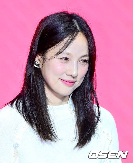 [OSEN=지형준 기자] 1일 오후 서울 광진구 자양동 풀만 앰버서더 서울 이스트폴에서 쿠팡플레이 예능 '저스트 메이크업' 제작발표회가 열렸다.'저스트 메이크업'은 대한민국을 넘어 세계적으로 K-뷰티를 대표하는 메이크업 아티스트들이 자신만의 색깔로 치열하게 맞붙는 초대형 메이크업 서바이벌으로 오는 10월 3일 첫 방송된다.가수 이효리가 간담회를 하고 있다. 2025.10.01 /jpnews@osen.co.kr