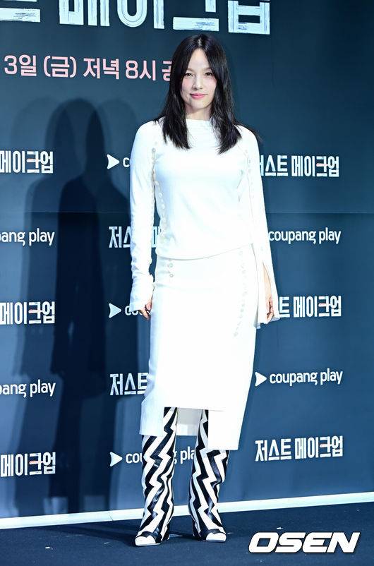 [OSEN=지형준 기자] 1일 오후 서울 광진구 자양동 풀만 앰버서더 서울 이스트폴에서 쿠팡플레이 예능 '저스트 메이크업' 제작발표회가 열렸다.'저스트 메이크업'은 대한민국을 넘어 세계적으로 K-뷰티를 대표하는 메이크업 아티스트들이 자신만의 색깔로 치열하게 맞붙는 초대형 메이크업 서바이벌으로 오는 10월 3일 첫 방송된다.가수 이효리가 포토타임을 하고 있다. 2025.10.01 /jpnews@osen.co.kr