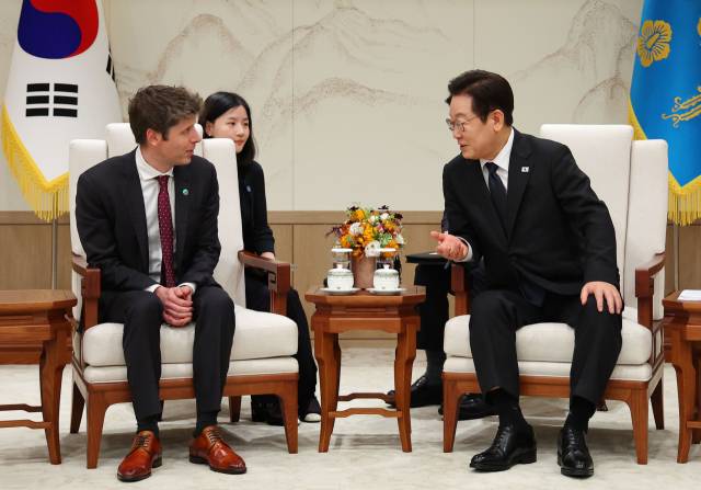 ▲이재명 대통령이 1일 용산 대통령실에서 오픈AI 샘 올트먼 대표와 대화하고 있다. ⓒ연합뉴스