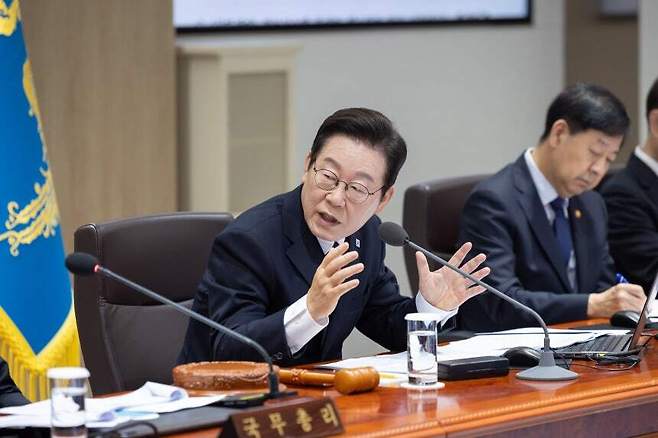 이재명 대통령이 30일 서울 용산 대통령실 청사에서 열린 제44회 국무회의에서 발언을 하고 있다. 뉴스1