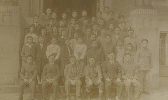 1945년 미 군정기에 촬영된 국립중앙도서관 이재욱 관장(앞줄 왼쪽에서 두 번째)과 직원 등의 기념사진. 국립중앙도서관 제공