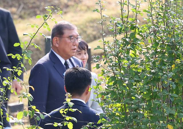 한일 정상회담을 위해 방한한 이시바 시게루 일본 총리가 30일 부산 금정구 영락공원 의인 이수현씨 묘를 참배하기 위해 이동하고 있다. 이수현씨는 일본 유학 중이던 2001년 1월 도쿄 신오쿠보역에서 선로에 떨어진 일본인을 구하려다 목숨을 잃었다. 당시 이씨의 소식이 알려지자 일본 언론과 국민들은 그의 용기 있는 행동에 큰 감명을 받았다. 이후 이씨는 한일 우호의 상징적 인물이 됐다. 연합뉴스