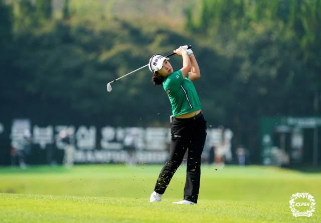 아이언 샷을 하고 있는 김수지. 사진 제공=KLPGA