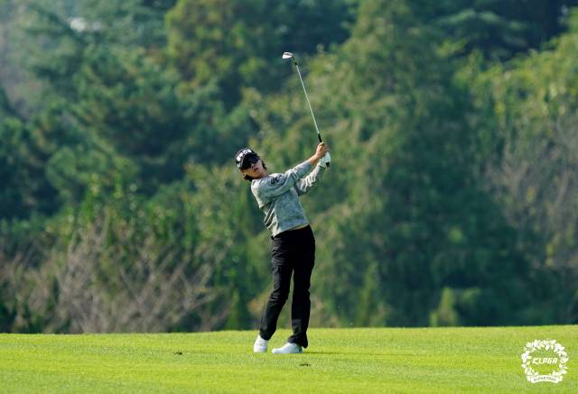 아이언 샷을 하고 있는 박주영. 사진 제공=KLPGA