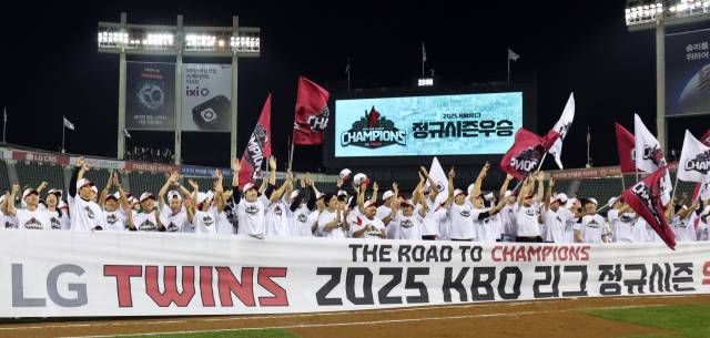 2년 만에 프로야구 정규시즌 우승을 확정한 LG트윈스 선수들이 1일 서울 송파구 잠실야구장에서 우승 세리머니를 하고 있다. 한국시리즈에 직행한 LG는 구단 사상 4번째 통합우승에 도전한다. 2025.10.1. 뉴스1