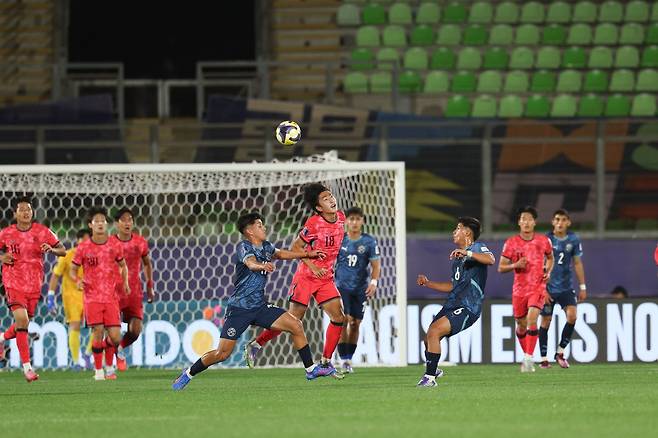 U-20 대표팀 윙어 최병욱(가운데)이 1일(한국시간) 칠레 발파라이소 에스타디오 엘리아스 피게로아 브란데르에서 열린 파라과이와 월드컵 조별리그 B조 2차전 도중 파라과이 수비진의 압박을 받고 있다. 사진제공|대한축구협회