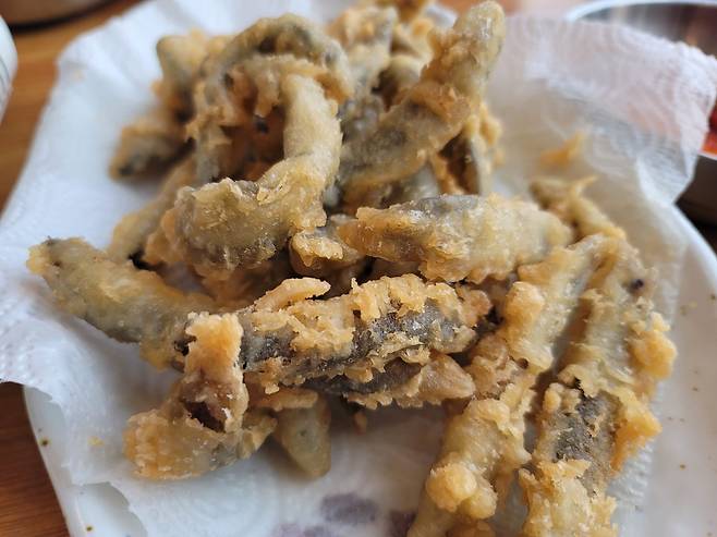 추어탕 전문식당이라면 바삭하고 고소한 추어튀김도 꼭 주문해 보자.   양형모 기자