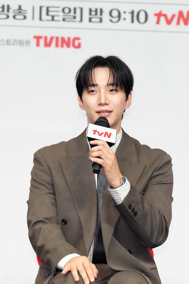 오는 11일 첫 방영을 앞둔 ‘태풍상사’가 흥행 신드롬을 쓴 ‘폭군의 셰프’를 이어받을 수 있을지 관심이 집중된다. 사진제공 | tvN