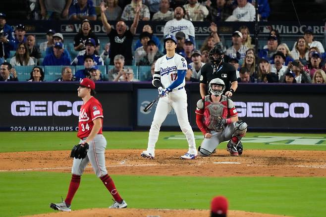 다저스 오타니 쇼헤이(17번)는 1일(한국시간) 다저스타디움에서 열린 ‘2025 MLB’ PS 내셔널리그(NL) 와일드카드(WC) 1차전 신시내티전에서 1번 지명타자로 선발출전해 멀티 홈런으로 3타점을 기록하며 10-5 승리를 이끌었다. LA(미 캘리포니아주)|AP뉴시스