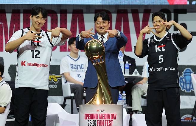지난 29일 서울 용산구 블루스퀘어에서 열린 ‘2025-2026시즌 프로농구 개막 미디어데이 & 팬페스트’ 행사에서 KT 문경은 감독, 김선형, 문정현이 포즈를 취하고 있다. 연합뉴스