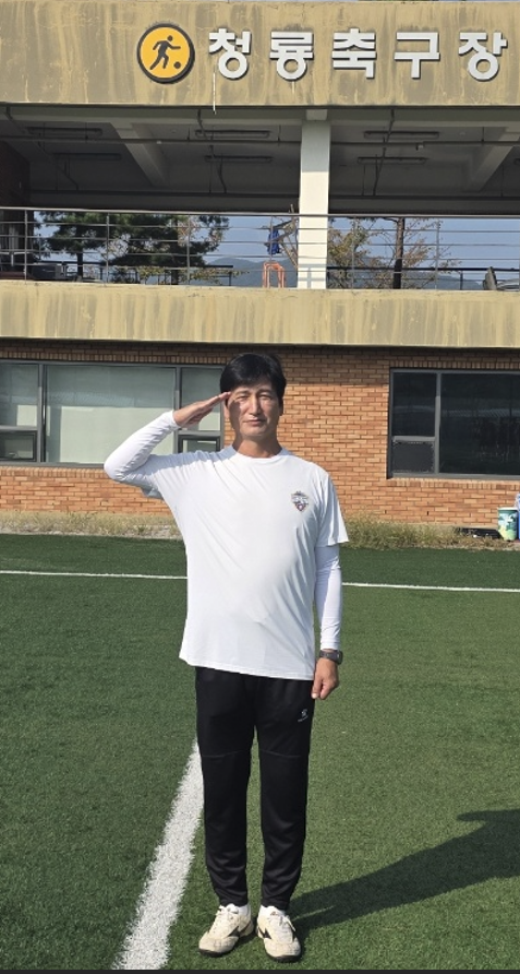 김천 상무 정정용 감독이 국군의 날인 10월1일 경북 문경 국군체육부대에서 오전 훈련에 앞서 거수 경례를 하고 있다. 김천 상무 제공