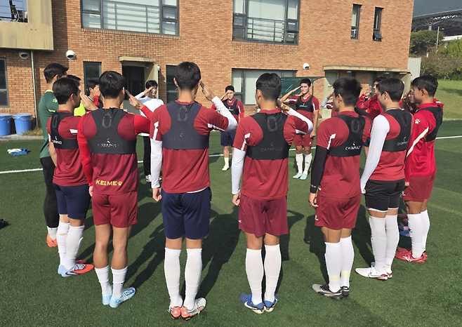 김천 상무 정정용 감독과 선수들이 국군의 날인 10월1일 경북 문경 국군체육부대에서 오전 훈련에 앞서 거수 경례로 인사하고 있다. 김천 상무 제공