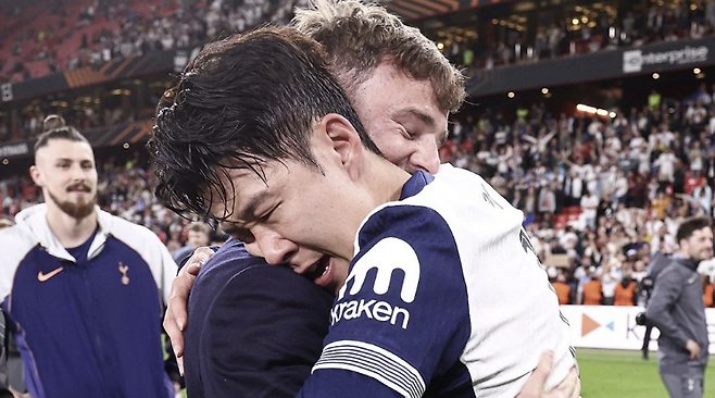 2024-2025 유럽축구연맹(UEFA) 유로파리그 우승 후 매디슨과 손흥민. 토트넘 홋스퍼 공식 홈페이지