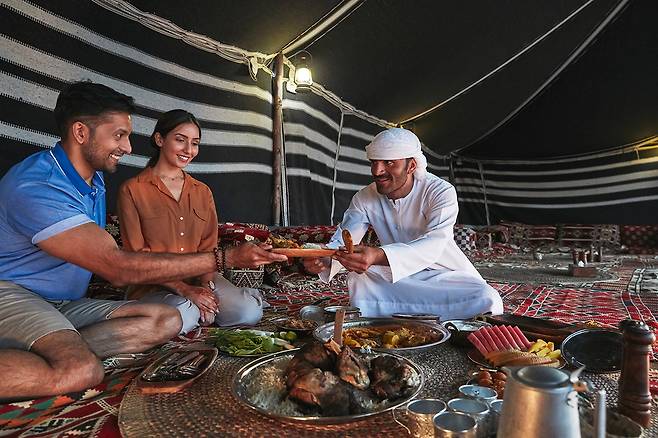 아랍식 전통 만찬을 맛볼 수 있는 베두인 캠프 체험. 사진제공|VisitDubai