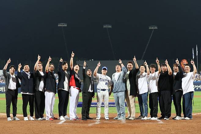 ▲ 가운데에 선 삼성 라이온즈 오승환과 그의 은퇴식을 축하해 주기 위해 모인 1982년생 동갑내기 황금세대 선수들 ⓒ삼성 라이온즈