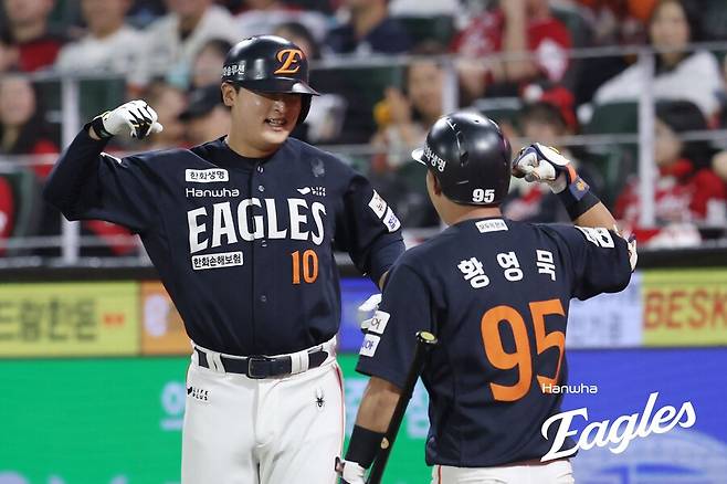 ▲ 7회 역전 투런포를 터뜨린 이진영 ⓒ한화이글스