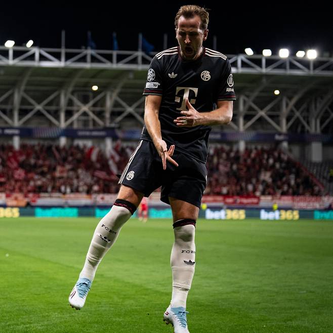 바이에른 뮌헨 해리 케인이 1일 오전 4시(한국시간) 키프로스 리마솔의 알파메가 스타디움에서 열린 2025~2026 유럽축구연맹(UEFA) 챔피언스리그(UCL) 리그 페이즈 2차전 원정경기 파포스FC전에서 골 세리머니를 하고 있다. /사진=바이에른 뮌헨 SNS 캡처