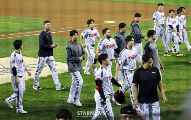 LG 주장 박해민과 선수들이 9월 30일 잠실야구장에서 열린 2025KBO리그 LG트윈스와 두산베어스 경기를 마무리하며 팬들에게 인사하고 있다. /사진=강영조 선임기자