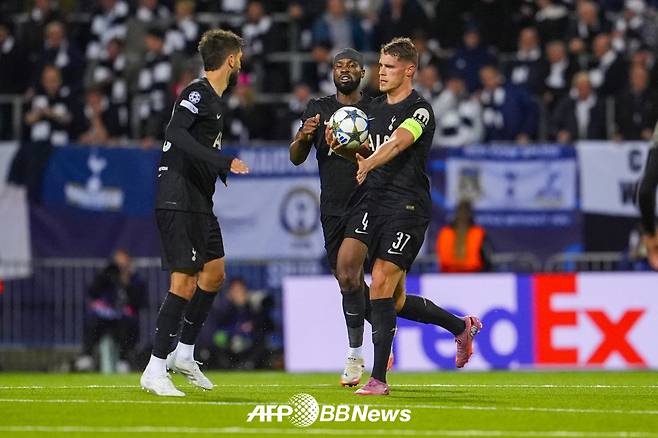 1일 노르웨이 보되의 아스미라 스타디움에서 열린 보되/글림트(노르웨이)와의 2025~2026 유럽축구연맹(UEFA) 챔피언스리그(UCL) 리그 페이즈 2차전 원정경기에서 만회골을 터뜨린 토트넘 미키 판더펜(오른쪽). /AFPBBNews=뉴스1