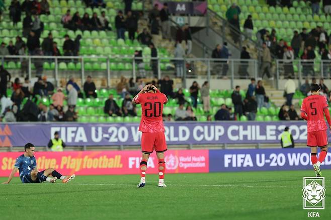 대한민국 20세 이하(U-20) 축구대표팀 선수들이 1일(한국시간) 파라과이와의 2025 국제축구연맹(FIFA) U-20 월드컵 조별리그 2차전 무승부 이후 아쉬워하고 있다. /사진=대한축구협회 제공