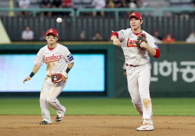 땅볼 타구를 처리하는 유격수 박성한(오른쪽)과 정준재. /사진=SSG 랜더스 제공