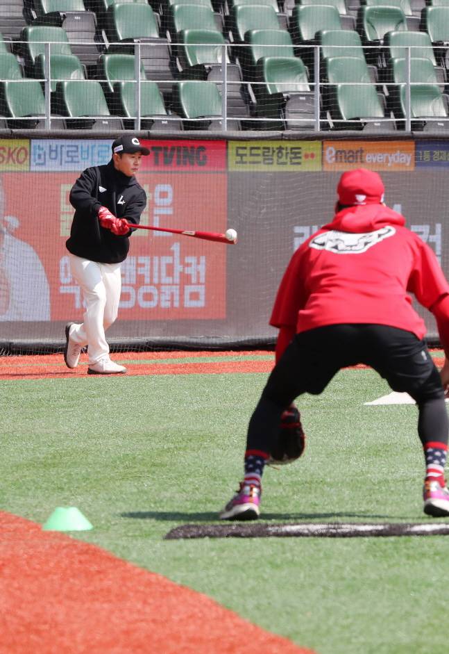 선수들과 수비 훈련을 펼치고 있는 손시헌 코치. /사진=SSG 랜더스 제공