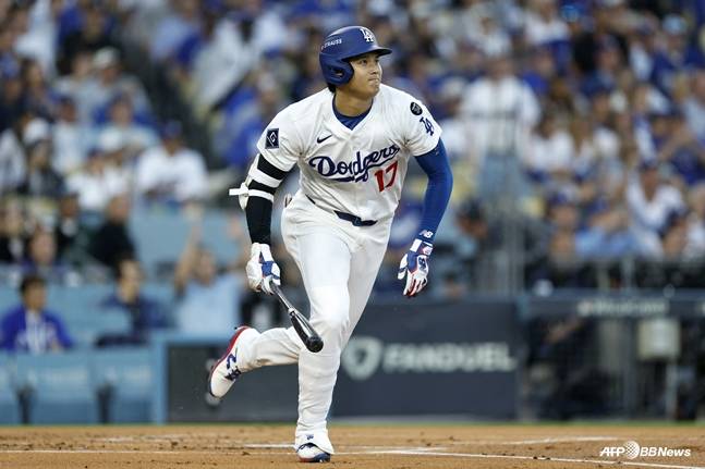 타구를 바라보는 오타니의 모습. /AFPBBNews=뉴스1
