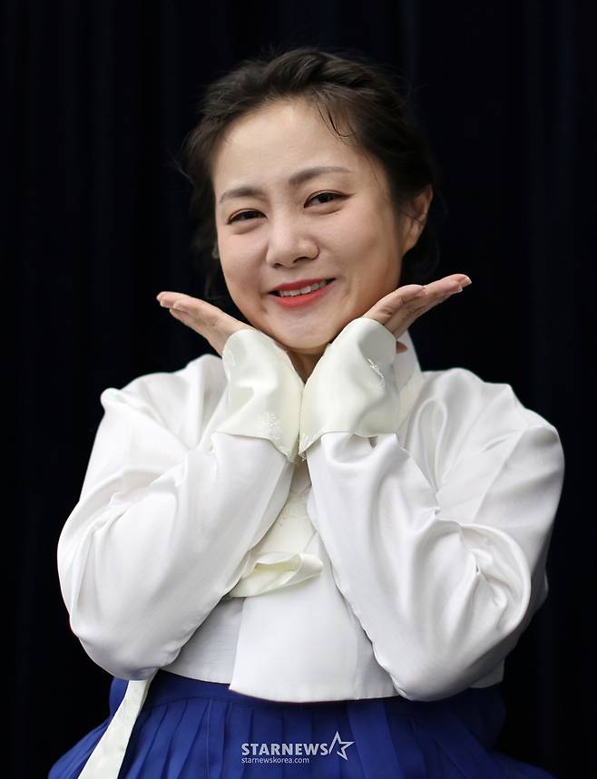 (서울=뉴스1) 오대일 기자 = 코미디언 박나래가 서울 종로구 뉴스1 사옥에서 열린 인터뷰에 앞서 한복을 곱게 차려입고 새해 인사를 전하고 있다  박나래는 2006년 KBS 21기 공채 코미디언으로 데뷔한 후, '개그사냥', '개그콘서트', '코미디 빅리그' 등에서 다양한 캐릭터와 분장쇼로 주목받았다. 2015년에는 '라디오스타'와 '무한도전'에서 예능감을 발산하며 대세 코미디언으로 자리매김했고, 이후 '나 혼자 산다' 등 다양한 프로그램에 출연하며 예능인으로서 큰 인기를 끌었다. 2025.1.25/뉴스1  Copyright (C) 뉴스1. All rights reserved. 무단 전재 및 재배포,  AI학습 이용 금지. /사진=(서울=뉴스1) 오대일 기자
