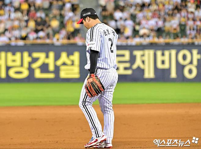 지닌달 13일 오후 서울 송파구 잠실야구장에서 열린 '2025 신한 SOL Bank KBO리그' KIA 타이거즈와 LG 트윈스의 경기, 9회초 무사 1,2루 LG 문보경이 포구 실책을 한 후 아쉬워하고 있다. 엑스포츠뉴스 DB