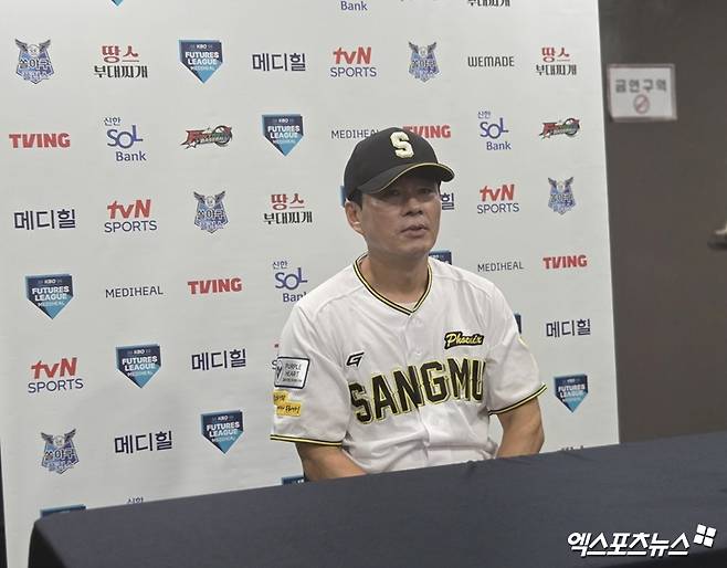 박치왕 상무 야구단 감독이 1일 서울 고척스카이돔에서 열리는 KT 위즈 2군과&nbsp;2025 퓨처스리그 챔피언 결정전에 앞서 인터뷰를 하고 있다. 사진 엑스포츠뉴스