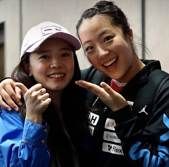 중국 스매시가 열린 베이징에서 재회한 '영혼의 단짝' 신유빈(오른쪽)과 전지희 [WTT 인스타그램 캡처. 재판매 및 DB 금지]