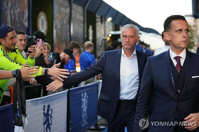 스탬퍼드 브리지로 입장하는 조제 모리뉴 감독 [AP=연합뉴스]