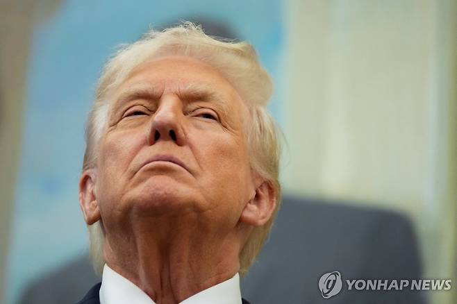 트럼프 미국 대통령 (워싱턴 로이터=연합뉴스) 도널드 트럼프 미국 대통령이 30일(현지시간) 워싱턴DC 백악관에서 제약사 화이자와의 미국 내 가격 인하 합의를 발표하고 있다. 2025.9.30