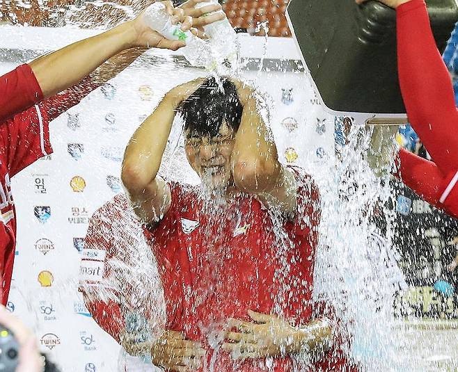 개인 통산 2천 탈삼진 축하받는 김광현 (서울=연합뉴스) SSG 랜더스 김광현이 7일 서울 잠실구장에서 열린 프로야구 LG 트윈스전에서 개인 통산 2천 탈삼진을 기록한 뒤 경기 후 동료들로부터 축하 물벼락을 맞고 있다. 2025.9.7 [SSG 랜더스 제공. 재판매 및 DB금지] photo@yna.co.kr