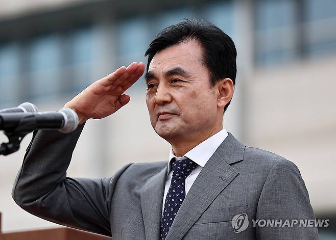 경례하는 안규백 국방부 장관 (서울=연합뉴스) 윤동진 기자 = 안규백 국방부 장관이 30일 서울 국방부 연병장에서 열린 제44ㆍ45대 합동참모의장 이·취임식에서 훈시에 앞서 경례를 하고 있다. 2025.9.30 mon@yna.co.kr