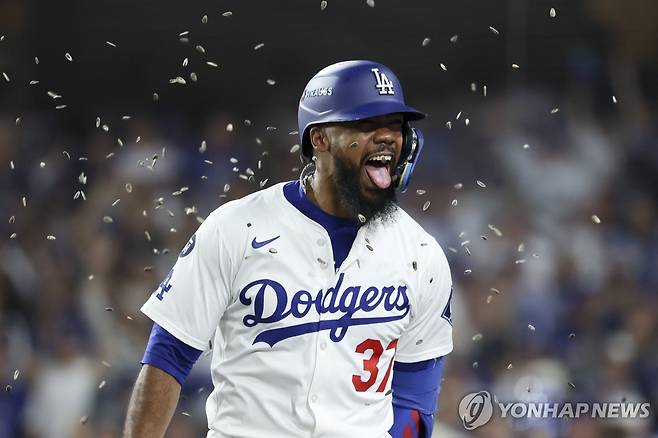 홈런 2개를 때린 다저스 테오스카 에르난데스의 해바라기 씨앗 세리머니 [EPA=연합뉴스]