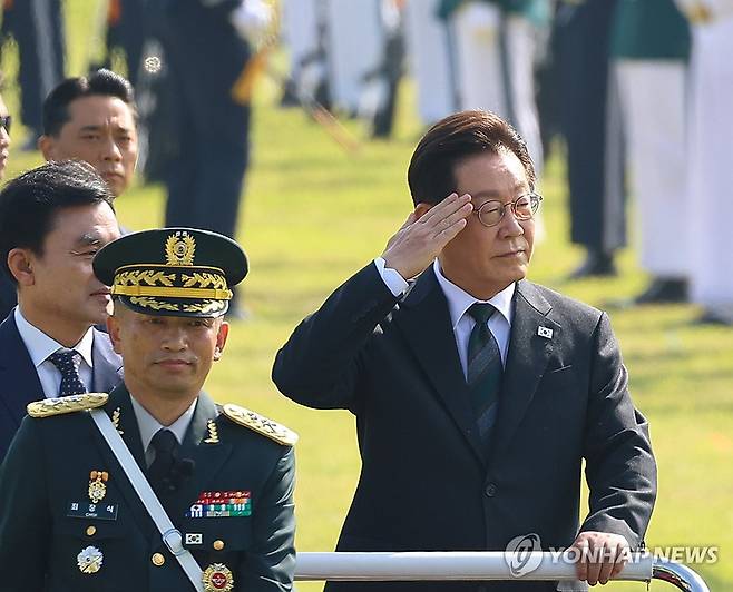 거수경례하는 이재명 대통령 (계룡=연합뉴스) 김도훈 기자 = 이재명 대통령이 1일 충남 계룡대 대연병장에서 열린 건군 77주년 국군의 날 기념행사에서 열병차량에 탑승해 거수경례하고 있다. 2025.10.1 superdoo82@yna.co.kr