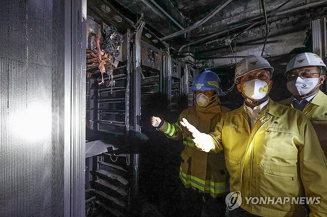 국가정보자원관리원 화재 현장 살펴보는 김민석 총리 [총리실 사진 제공. 재판매 및 DB 금지]