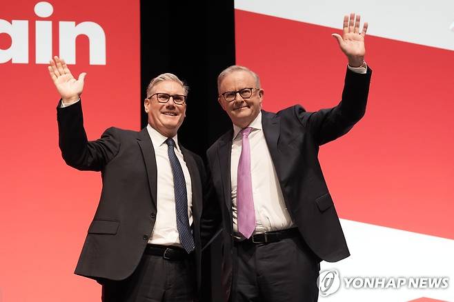 스타머 영국 총리와 앨버니지 호주 총리 지난달 28일(현지시간) 영국을 방문한 앤서니 앨버니지 호주 총리(오른쪽)가 키어 스타머 영국 총리(왼쪽)와 함께 리버풀에서 열린 노동당 행사에 참석한 모습. 2025.10.01
[AP 연합뉴스 자료사진. 재판매 및 DB 금지]