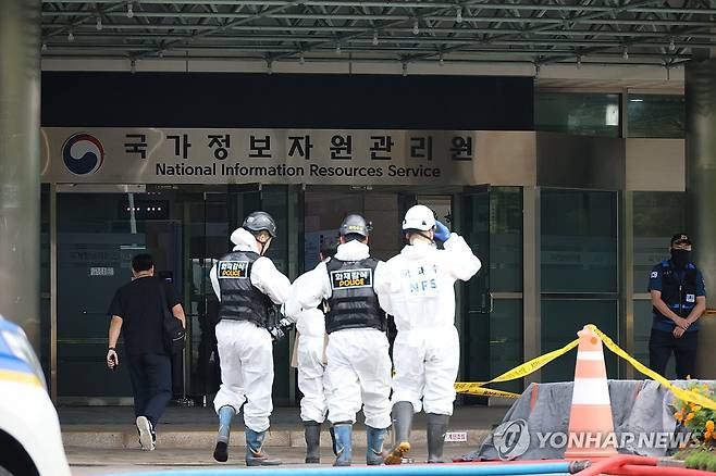 국정자원 화재 4일차 현장감식 (대전=연합뉴스) 이주형 기자 = 30일 오전 대전 유성구 국가정보자원관리원(국정자원) 화재 현장에서 감식 관계자들이 4일차 현장 감식을 준비하고 있다.
    앞서 지난 26일 정부 전산시스템이 있는 국정자원에서 리튬이온배터리 화재가 발생해 정부 전산 서비스가 대규모로 마비된 바 있다. 2025.9.30 coolee@yna.co.kr