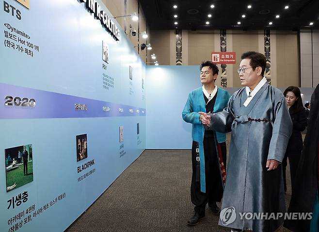 K컬처 체험존 관람하는 이재명 대통령과 박진영 공동위원장 (고양=연합뉴스) 김도훈 기자 = 이재명 대통령이 1일 경기 고양시 킨텍스에서 열린 대중문화교류위원회 출범식에서 박진영 대중문화교류위원회 공동위원장과 K컬처 체험존 전시물을 관람하고 있다. 2025.10.1 [대통령실통신사진기자단] superdoo82@yna.co.kr
